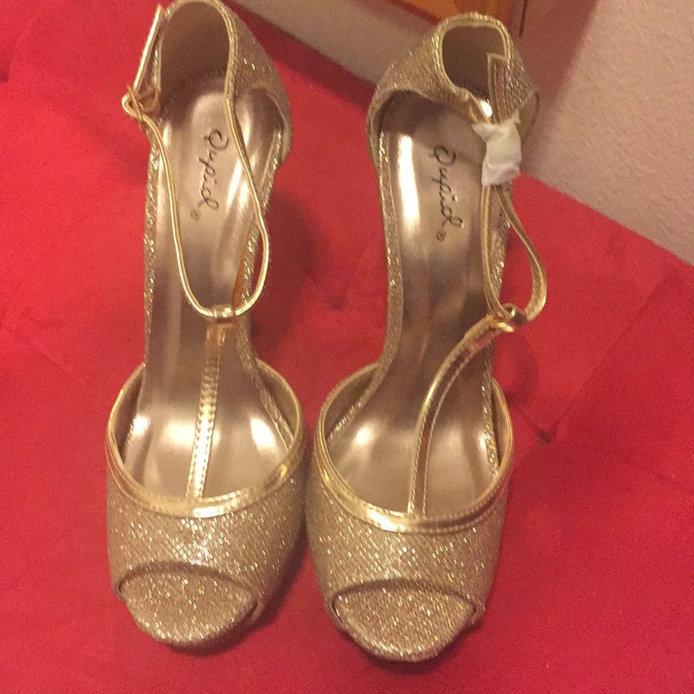 Gold 4” platform heels NWOT